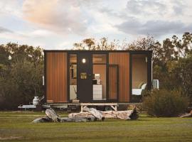 Hollow Mountain Getaway 1 by Tiny Away, hotel que acepta mascotas en Laharum