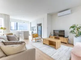 The Lightwell - Sunlit Beachside Escape with Rooftop