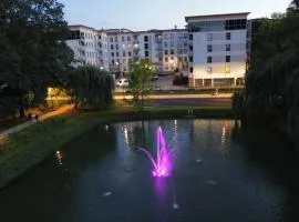 EUROPA22 Apartament RELAKS z JACUZZI w samym sercu miasta Prestiżowe osiedle z widokiem na park i staw z fontannami Szybkie i Łatwe Zameldowanie