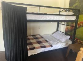 Pizza Street Hostel, hostel στην Άκαμπα