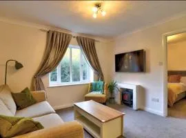 Stylish 1 Bedroom Apartment with Free Parking and Links to London & Essex