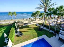 Villa Goldfish - 5BR Beachfront Luxury with Pool & Jacuzzi