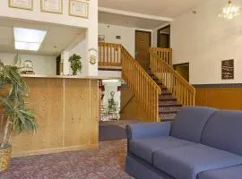 Super 8 by Wyndham Omaha - West Dodge