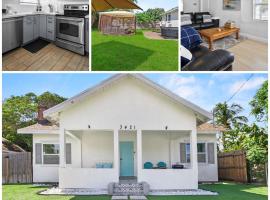 4 Bedroom Modern Luxe Retreat with Hot Tub 5 Mins to Beach, villa à West Palm Beach
