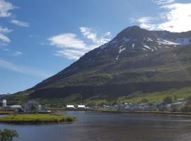 Við Lónið Guesthouse, מלון בסיידיספיורדור