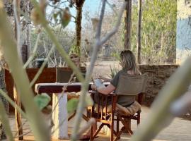 Wait-a-bit Cottage, Nyika Eco Cottages, haustierfreundliches Hotel in Mtito Andei