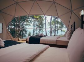 Matahom Forest Glamping Tent 2, hotel v Mambajau
