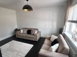 3BR Detached Home, Driveway & Large Rear Garden