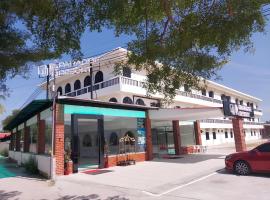 Paradise Resort Langkawi, hotel con alberca en Pantai Cenang