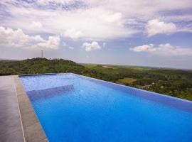 Starlit A Luxury Hilltop Villa with Infinity Pool, hotel i Udukawa