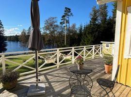 Viesnīca Stunning lakeside home with sauna surrounded by nature pilsētā Sandared