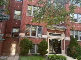 Nice & cozy 1-bedroom condo in Irving Park Chicago, מלון בשיקגו