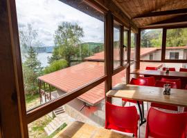 Комплекс Родопска среща - Къщи и Апартаменти, hotel in Batak