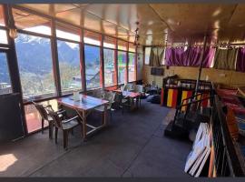 Iris cafe and cozy stay, hotel in Tosh