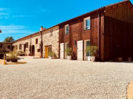 Two Holiday Homes with 6 Bedrooms, Air Con & Private Heated 10x4M Salt Water Pool - 40 Mins from Bergerac، فندق في Capdrot