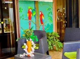 Villas Ela en Bahía Ballena,Uvita Hermosas habitaciones privadas grandes, piscina, cocina, jacuzzi, aire acondicionado, tv y baño privado