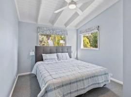 Beautiful hill side house, hotel din Royal Park