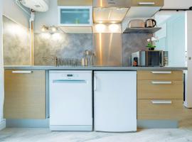 Cozy 1-Bedroom in Central Oullins Steps from the Metro, hotel i Oullins