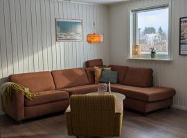 Plinth apartment in Lofoten, hotel sa Gravdal