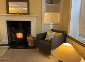 Winter Escape in beautiful English Countryside - Free Private Parking for up to 4 cars, EV Charging Point, Log Burners, Wood Burning Stoves, Tennis Courts, Large Garden area & Lots of nearby things to do!