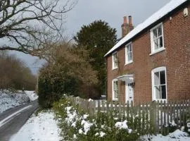 Winter Escape in beautiful English Countryside - Free Private Parking for up to 4 cars, EV Charging Point, Log Burners, Wood Burning Stoves, Tennis Courts, Large Garden area & Lots of nearby things to do!