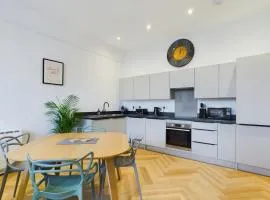 Arcadia House, central location with parking, King sized beds and WiFi