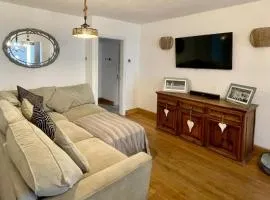 4 Bedroom House Sleeps 8- Hot Tub Pets Parking