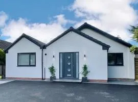 4 Bedroom House Sleeps 8- Hot Tub Pets Parking