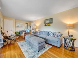 Spacious 3BR home in convenient location, ξενοδοχείο σε Collinsville