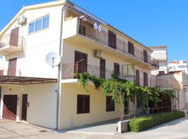 Apartment Davorka, hotel in Primošten