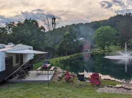 Whispering Pines Retreat (RV), hotel v destinaci Glenmont