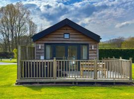 크리프에 위치한 호텔 The Tummel Lodge with Hot Tub in Crieff