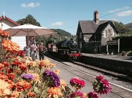 Station House - Hw7742