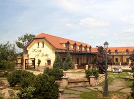 Kast&eacute;ly gr&oacute;f Zichy โรงแรมที่มีอ่างน้ำอุ่นในHaniska