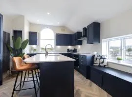 Stunning 4 Bedroom Top Floor Apartment Close to Cheltenham