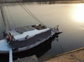 Felucca, welcome sailing