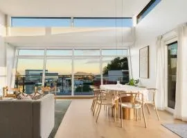 Seaview and private roof top terrace with jacuzzi in Lofoten