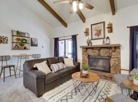 Forest-View Balcony Pinetop-Lakeside Condo, Ferienwohnung in Pinetop-Lakeside