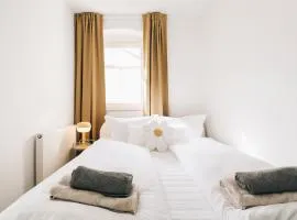 Creekside Colors - Playful Apartment
