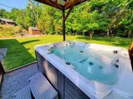Hoot-N-Holler 5BR Rancher w Hot Tub, Walk to Parkway-FREE Tickets-Nearby Creek