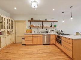 Spacious Historic 8-Bedroom Manor in Short North - Perfect for Large Groups, hotel in Milo