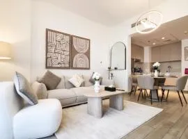 Zenith 1BR Retreat with Pool Access - Short Stroll to Yas Mall & Thrill Parks