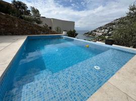 Preciosa casa con piscina desbordante y vistas al mar, hotel en Roses