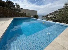 Preciosa casa con piscina desbordante y vistas al mar