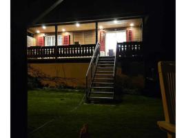 Holzchalet mit Garten, αγροικία σε Egnach