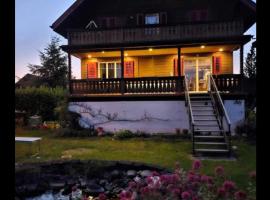 Holzchalet mit Garten, hotel v destinácii Egnach