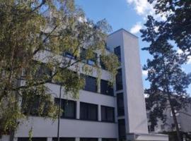 Big room for 2 pers, 9 min to trade fare, FREE parking