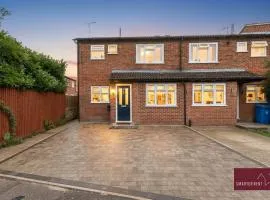 Holyport - Three Bedroom House - Parking