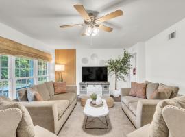 3BR Near River St and Forsyth with Porch and Parking, ξενοδοχείο στη Σαβάνα