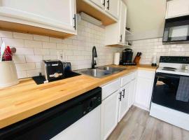 Cozy Downtown Modern Condo in the Heart of it all，位于克利夫兰的分契式公寓